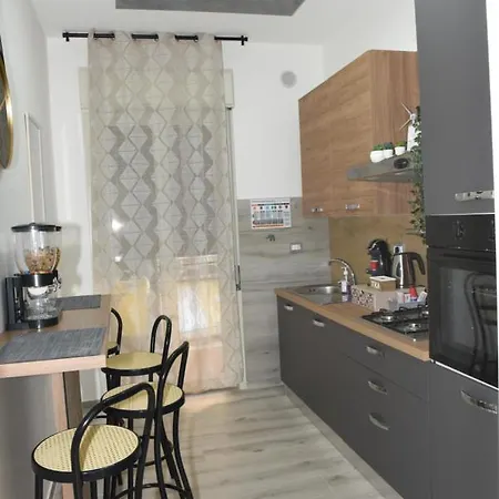 La Via Di Mezzo Apartment *