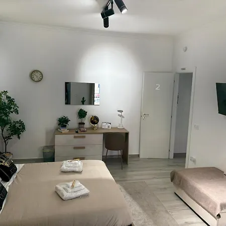 La Via Di Mezzo *